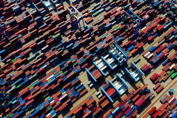 英媒:美國8月商品貿(mào)易逆差擴大 批發(fā)和零售庫存增長強勁